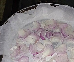 1. Этап. Курица в пикантном маринаде: Вырезать квадрат пергамента по размеру вашей сковороды, в которую поместятся все части курицы. Срезать острые углы. Налить немного масла, распределить кисточкой по всему диаметру сковороды. Поставить сковороду на огонь, выложить лук (забыла розмарин))).