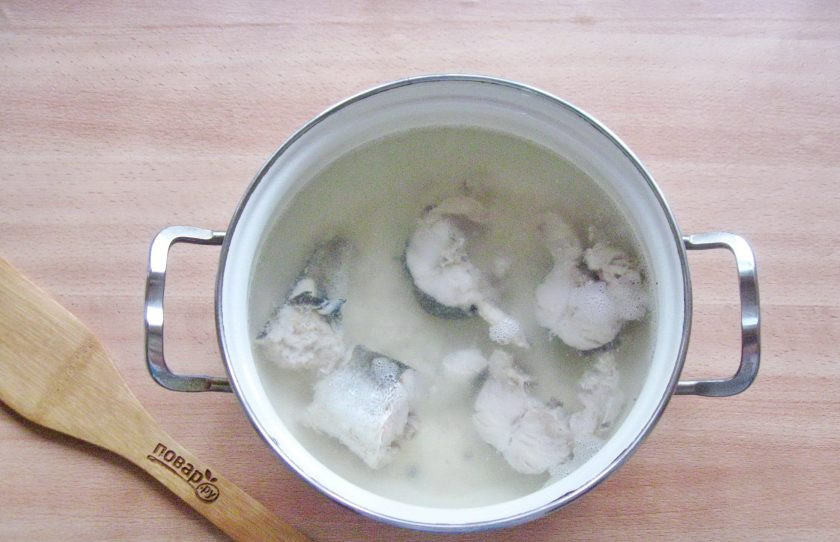 1. Этап. Тунисский суп: Кастрюлю поставьте на плиту, доведите до кипения воду с рыбой. Снимите пену и варите рыбу 20 минут на самом минимальном огне до готовности.