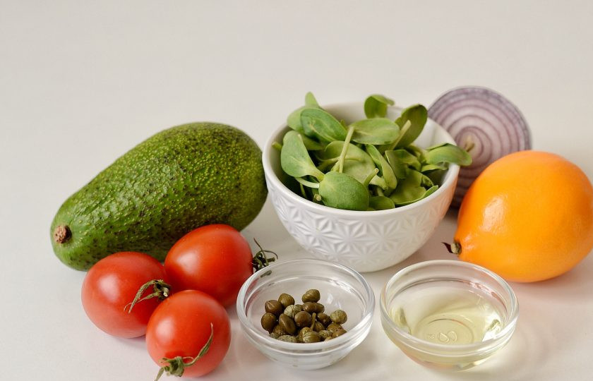 1. Этап. Салат с каперсами и авокадо: Подготовьте все ингредиенты.