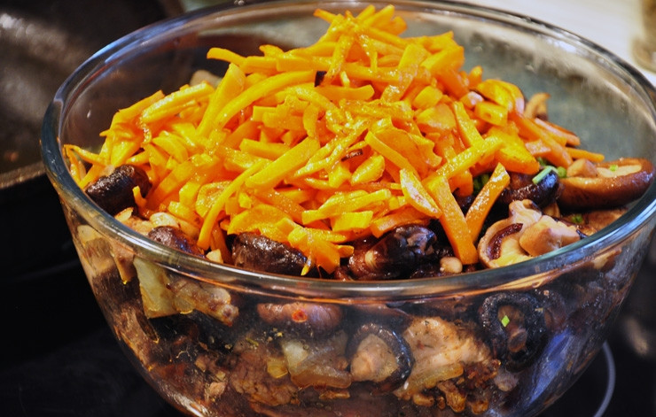 1. Этап. Грибы шиитаке в духовке: Мясо смажьте паприкой, перцем, сухой зеленью и солью. Также обжарьте его до золотистой корочки по 2 минуты с каждой стороны. Далее соедините всю обжарку. Масло со сковороды оставьте.