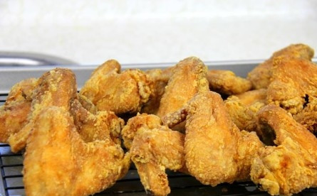 1. Этап. Крылышки во фритюре: 7. Подготовьте решетку и противень. Выкладывайте готовые крылья на решетку, чтобы стекло лишнее масло. Также излишки жира можно убрать с помощью бумажного полотенца. Вот и все, сразу же можно подавать к столу.