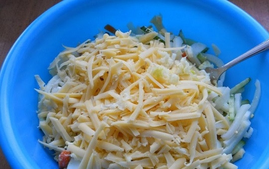 1. Этап. Салат из кальмаров с огурцом: 3. Натрите на средней терке твердый сыр.