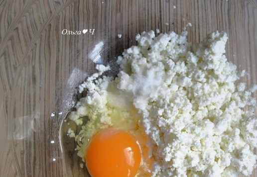 1. Этап. Творожные рогалики с индейкой: Для теста смешайте творог, яйцо, растительное масло и соль.