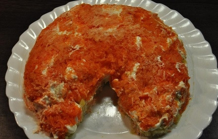 1. Этап. Салат Мимоза с мышками: Теперь — морковный слой. Его тоже солим и смазываем.