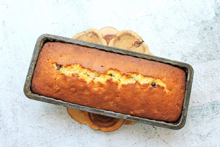 1. Этап. Марципановый кекс: Поставьте кекс в горячую духовку и выпекайте при температуре 180 градусов в течение 35-40 минут, до сухой спички.