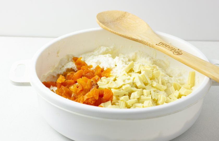 1. Этап. Творожная запеканка с шоколадом: Добавьте рубленный на кусочки шоколад и кусочки кураги. Если у вас курага недостаточно мягкая, то предварительно замочите ее в кипятке на 10-15 минут.