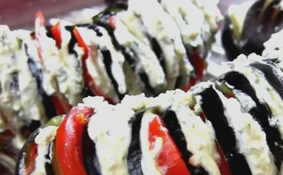 1. Этап. Ленивый рататуй: 5. Форму смажьте растительным маслом. Баклажан промойте под проточной водой и заложите помидоры во все надрезы. Затем во все надрезы добавьте сырную начинку. Затяните форму фольгой. Запекайте рататуй при температуре 180 градусов.