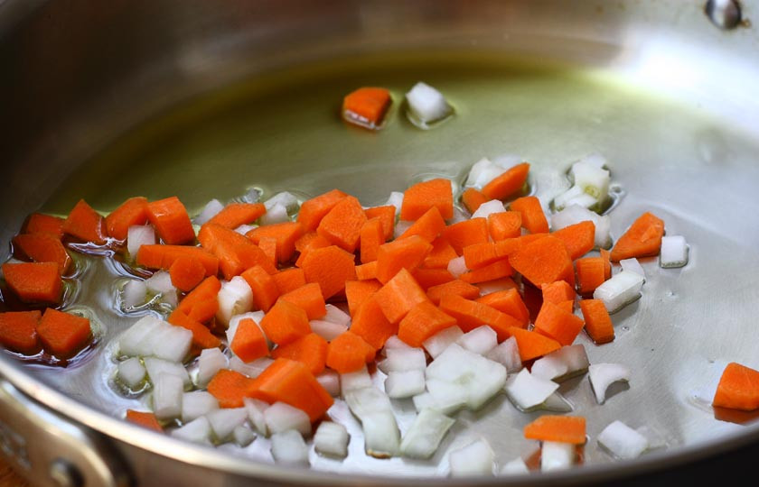 1. Этап. Соус томатный: 2. Добавьте почищенную и измельченную морковь. Жарьте еще минут 5, помешивая.