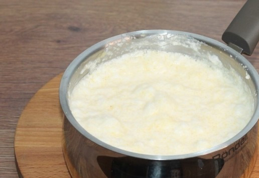 1. Этап. Ванильно-медовое суфле из поленты: 11. Получается воздушная молочная смесь.