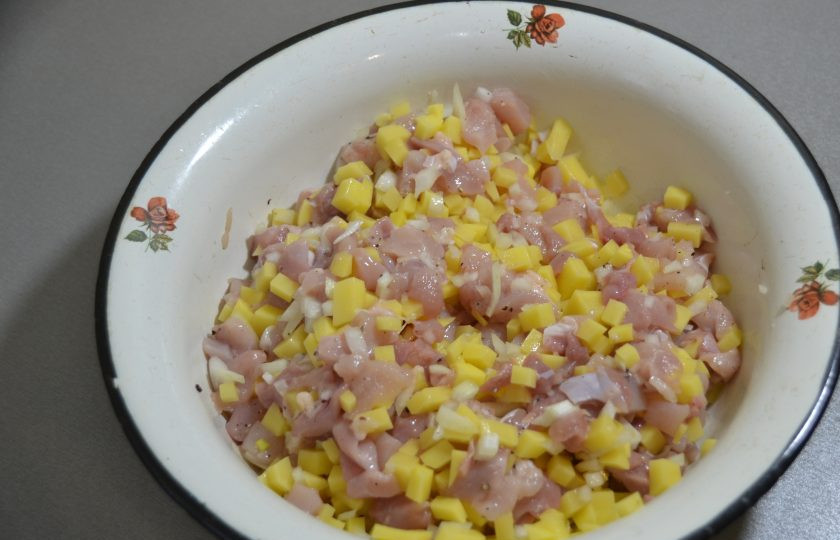 1. Этап. Чувашская хупла: Перемешайте начинку.