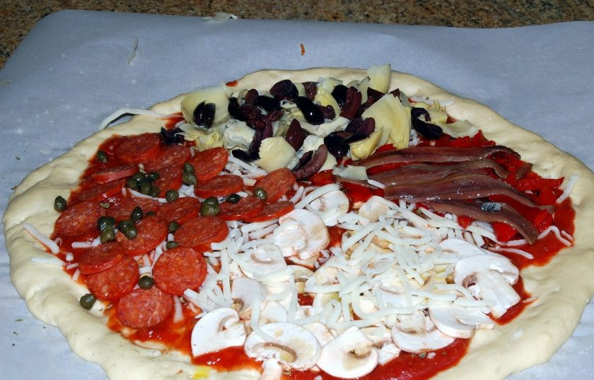 1. Этап. Сырная пицца Четыре сезона: 6. Оставшиеся части заполните: перцем и анчоусами, каперсами и пепперони, артишоками и оливками. Поверх всей начинки выложите сыр.