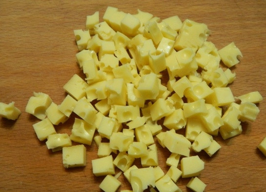 1. Этап. Картофельные шарики с ветчиной и сыром: 3. А сыр кусочками чуть крупнее.