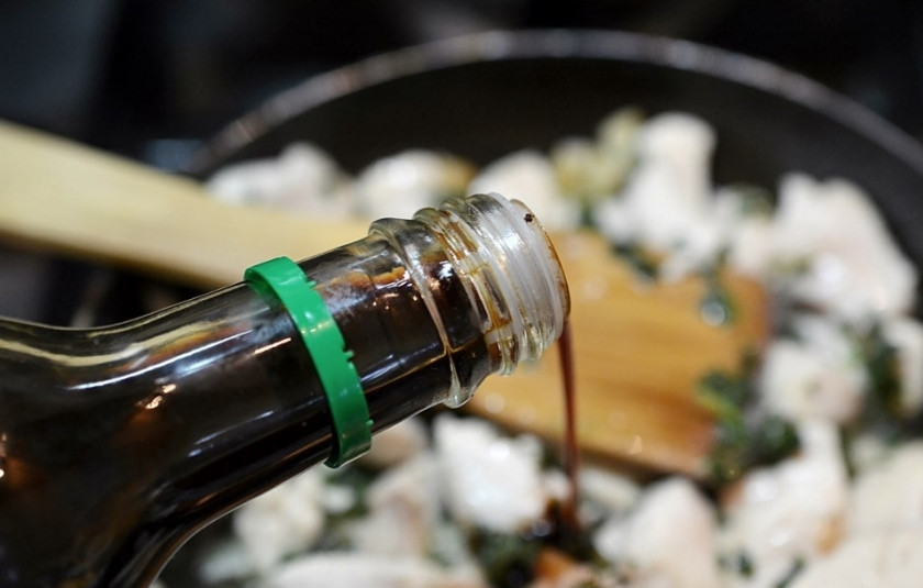 1. Этап. Кай Пхат Ка-пхрау: Добавьте соевый соус, накройте крышкой и тушите на небольшом огне минут 7.