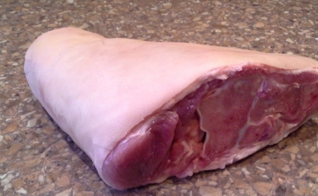 1. Этап. Запекание свиной рульки в духовке: Свиную рульку нужно тщательно отскоблить ножом, помыть, а затем залить холодной водой и оставить на сутки.