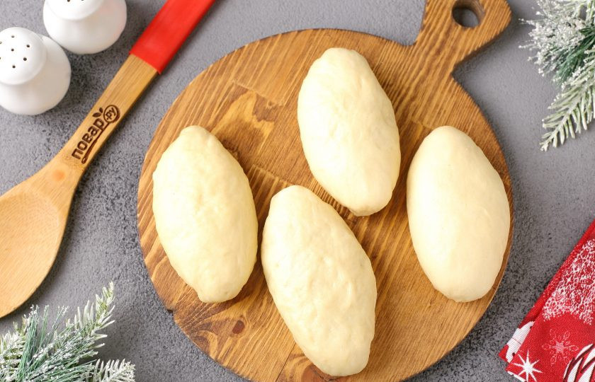 1. Этап. Мясной пирог Лапа тигра: Тщательно защипните края, сформируйте округлые пирожки и выложите швом вниз.