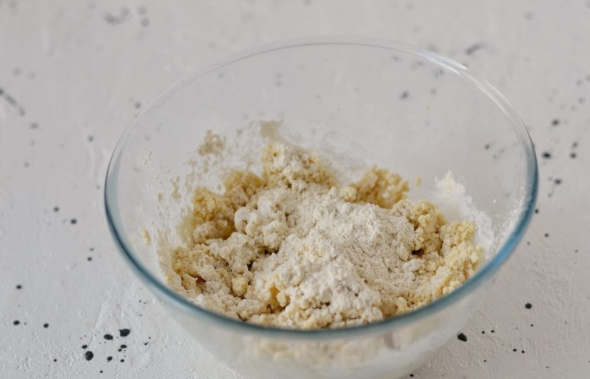 1. Этап. Ленивые вареники без яиц: Затем добавьте муку, перемешайте смесь до однородной, пластичной массы.