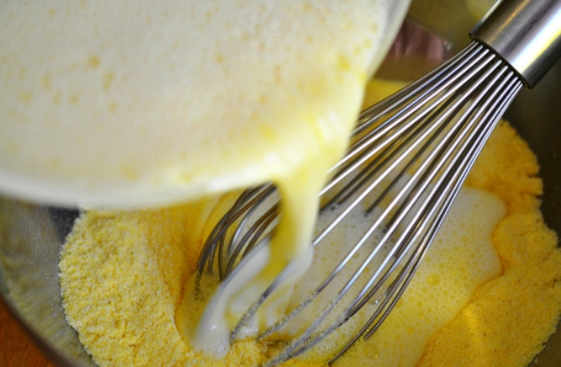 1. Этап. Блины из кукурузной муки: Добавьте взбитые с молоком яйца и перемешайте.