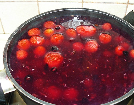 1. Этап. Кисель плодово-ягодный: Промываем фруктово-ягодную смесь. Я взяла замороженную. Кладем её в кастрюлю с водой, доводим до кипения. Всыпаем сахар. Вводим крахмалистую воду и провариваем 10-15 минут на небольшом огне.