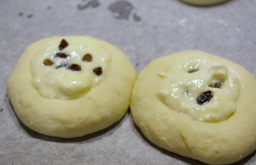 1. Этап. Ватрушки из дрожжевого теста: В углубления выложите творог, смешанный с сахаром и сметаной.