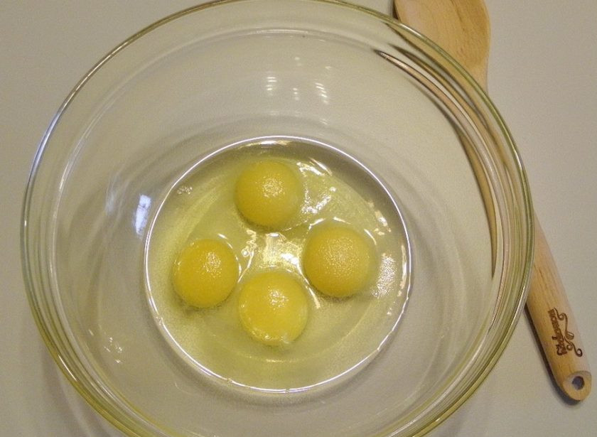 1. Этап. Тесто на лапшу: 1. Приготовление тугого теста на лапшу — дело очень трудоемкое, придется попотеть в самом прямом смысле этого слова из-за прилагаемых физических усилий. Чтобы немного облегчить процесс, взбейте яйца с солью и водой миксером.