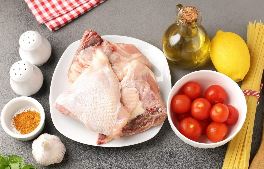 1. Этап. Спагетти с курицей и помидорами черри: Подготовьте все ингредиенты. Можно взять любые части курицы или уже готовое куриное филе, у меня бёдрышки.