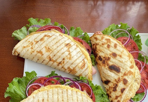 1. Этап. Завтрак на траве: Вкусные и сытные бутерброды готовы, можно отправляться на утреннюю прогулку.