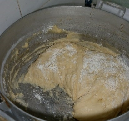 1. Этап. Маковики: 1. Для приготовления теста растворите в теплом молоке дрожжи с сахаром. Параллельно растопите маргарин или сливочное масло и остудите. Соедините в глубокой мисочке молоко, маргарин, взбитые яйца и перемешайте. Постепенно всыпайте муку, замешивая эластичное тесто, которое не липнет к рукам. Важно не переборщить с мукой, чтобы маковики в домашних условиях не получились жесткими.