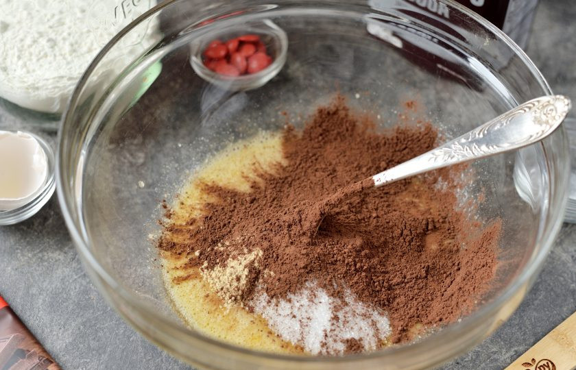 1. Этап. Печенье Новогодние олени: Добавьте сахар, имбирь и какао-порошок. Продолжайте взбивать, нужно чтобы сахар немного растворился.