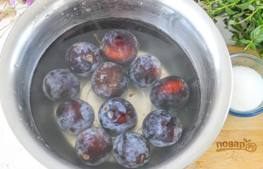 1. Этап. Нутелла из сливы: Сливы залейте водой. Промойте и удалите хвостики.