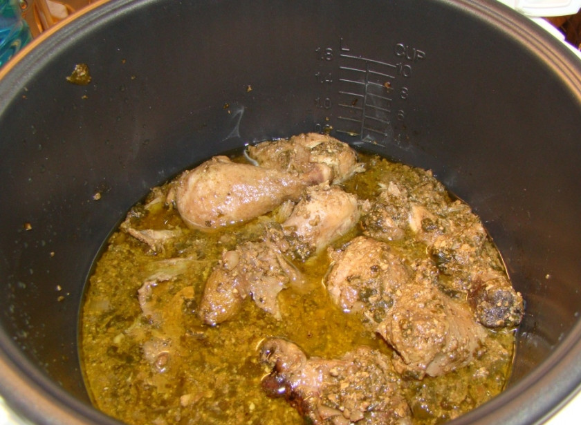 1. Этап. Сациви из курицы в мультиварке: Заливаем 1/3 мультиварочного стакана. Ставим на 2 часа в режим тушения. И уже через 2 часа Ваше сациви готово! Подавать можно как гарнир или отдельно. К примеру, можно подать с макаронами, украсив зеленью. Приятного аппетита)