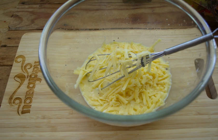 1. Этап. Пирог с курицей и цукини: В отдельной миске взбейте яйца с молоком. Добавьте соль и специи. Залейте полученной массой нашу начинку. Натрите твердый сыр и добавьте в заливку.