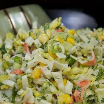 Салат с кукурузой и крабовыми палочками