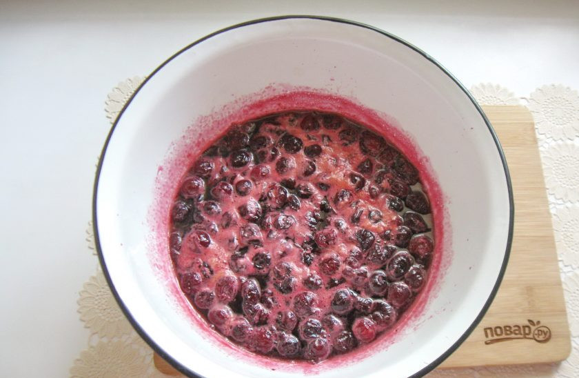 1. Этап. Вишневый конфитюр для торта: Поставьте миску с вишней на плиту. Доведите до кипения и варите на небольшом огне 25-30 минут. В процессе варки образуется пена.