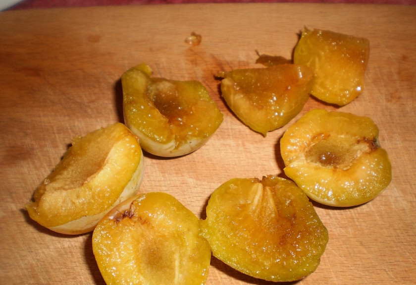 1. Этап. Компот из свежих ягод: 3. Разрезаем сливы на половинки, убираем из них косточку, а сами плоды также отправляем в воду.