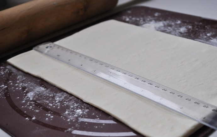 1. Этап. Слоеные трубочки: Для начала мы берем наше готовое тесто, при необходимости размораживаем его и затем раскатываем каждую пластину в прямоугольник длиной примерно 28-30 см.