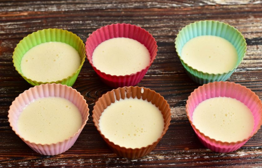 1. Этап. Немецкие блинчики: Разлейте его в силиконовые формочки. Их предварительно смажьте сливочным маслом (его можете предварительно растопить на водяной бане или в микроволновой печке).