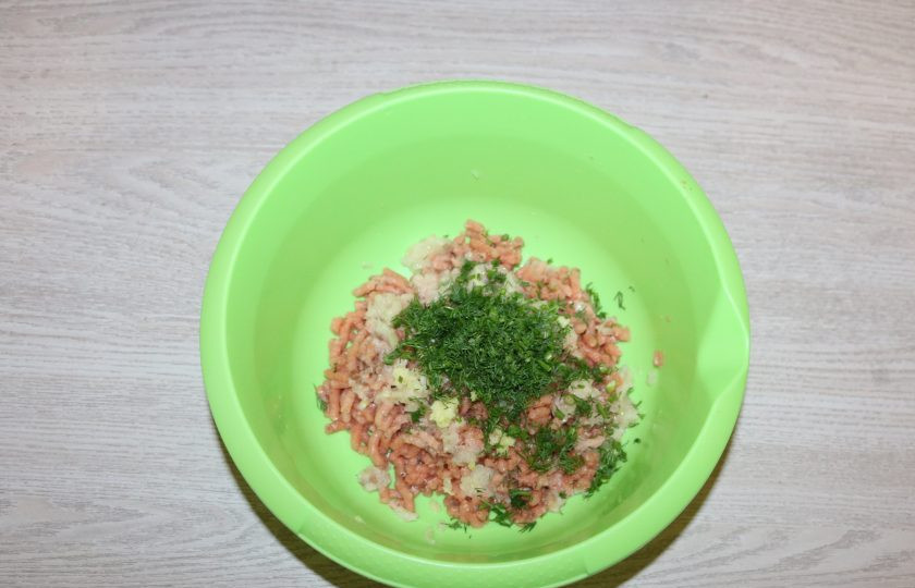 1. Этап. Фишболы: Укроп мелко нарежьте, добавьте в фарш.