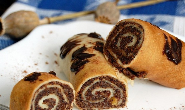 1. Этап. Блинчики с маком: 6. В разрезе они выглядят так. Перед подачей их обычно разрезают на 2 части под острым углом.