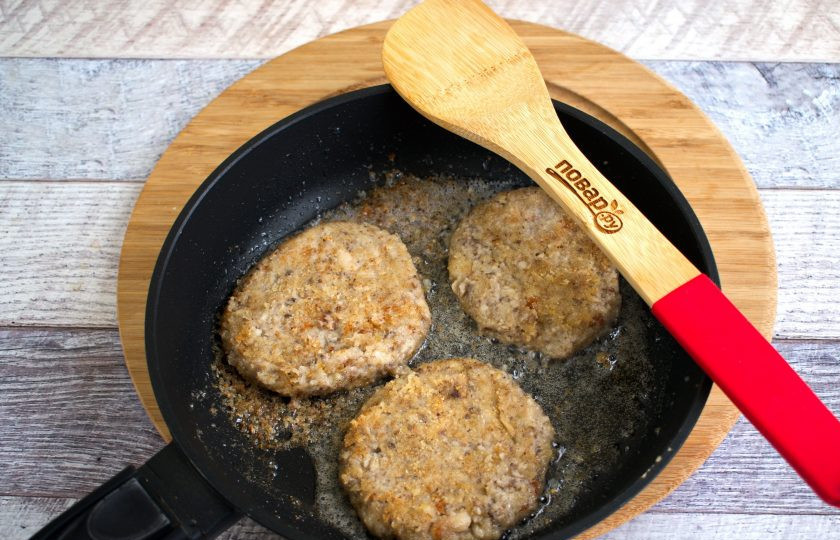 1. Этап. Веганский бургер с грибами: Сформируйте из паштета круглые котлеты, такого же диаметра, как и булочка. Обжарьте котлеты на разогретом масле с обеих сторон до румяной корочки.