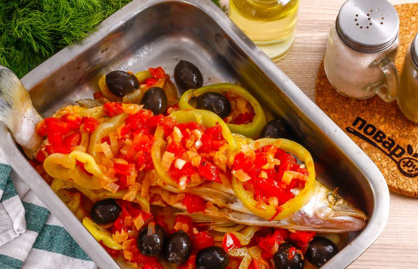 1. Этап. Рыба по-турецки: Затем нагрев выключите, разогрейте духовку до 200 градусов. Выложите на рыбу овощи и влейте приготовленный соус. Добавьте в форму 50 мл. воды для пропаривания рыбы и поместите форму в духовку на 30 минут.