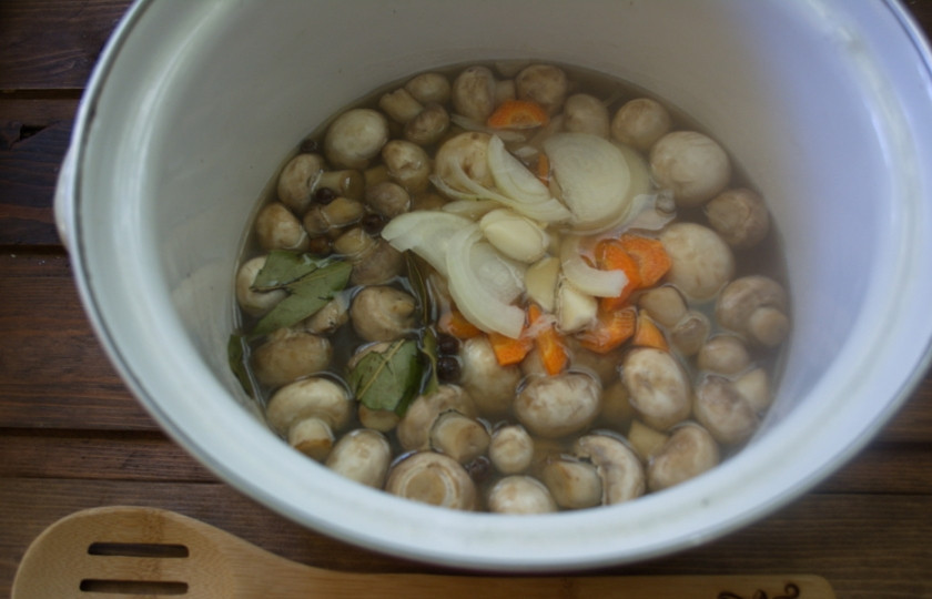 1. Этап. Шампиньоны на зиму: В кастрюлю кладем грибы. Заливаем водой (1,5-2 стакана). Ставим на огонь и даем закипеть. Варим 5 минут.