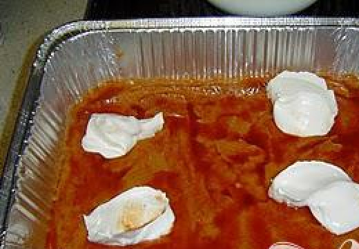 1. Этап. Мексиканская слоеная подлива: Положите 4 столовых ложки сметаны в посуду для бобов.