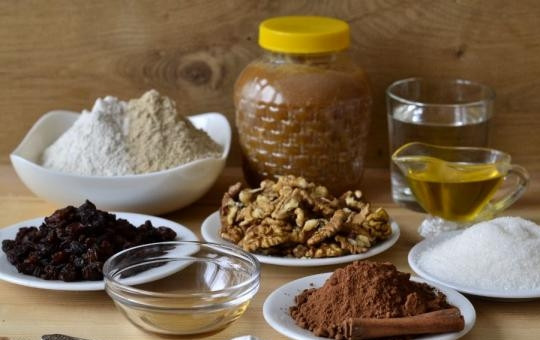 1. Этап. Коврижка с орехами: 1. Вот перед вами полный набор ингредиентов, которые потребуются, чтобы повторить этот простой рецепт коврижки с орехами на вашей кухне.