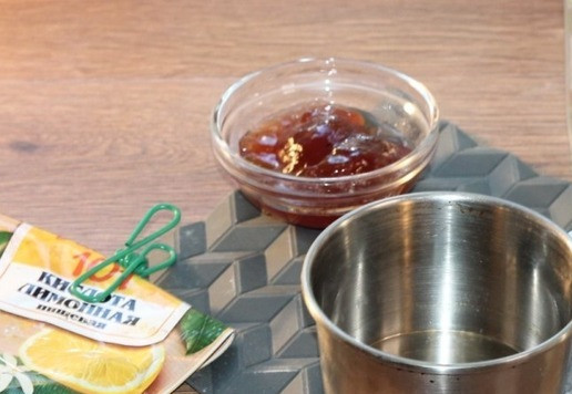 1. Этап. Ванильный кекс с малиновой пропиткой: 9. Готовим пропитку для кекса. Смешиваем протертую сладкую малину с водой. Добавляем щепотку лимонной кислоты. Пробуем на вкус. Доводим смесь до кипения и процеживаем.