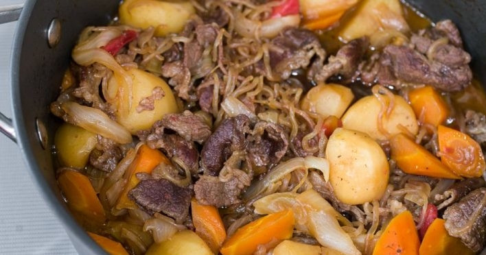 1. Этап. Говядина с лапшой Никудзяга: 3. Доведите до кипения, уменьшите огонь и накройте крышкой, готовьте около 1 часа, до мягкости овощей. Промойте горох и порежьте его пополам. Добавьте в сковороду и готовьте еще 5 минут.