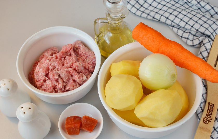 1. Этап. Картофель с фаршем: Подготовьте ингредиенты, очистите овощи, вымойте. Приступим!