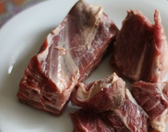 1. Этап. Рагу из баранины в мультиварке: Порежьте баранину кусками.