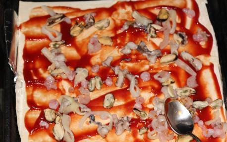 1. Этап. Пицца с морепродуктами: 3. Выложить на тесто морепродукты и равномерно распределить их по всей поверхности теста.