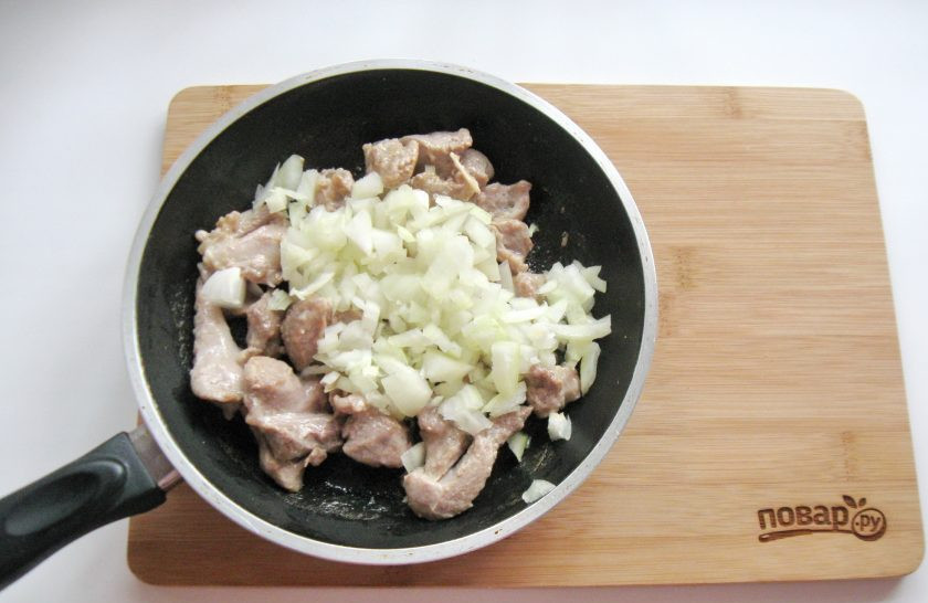1. Этап. Суп Кесме по-киргизски: Репчатый лук очистите, помойте и мелко нарежьте. Добавьте в сковороду к мясу.