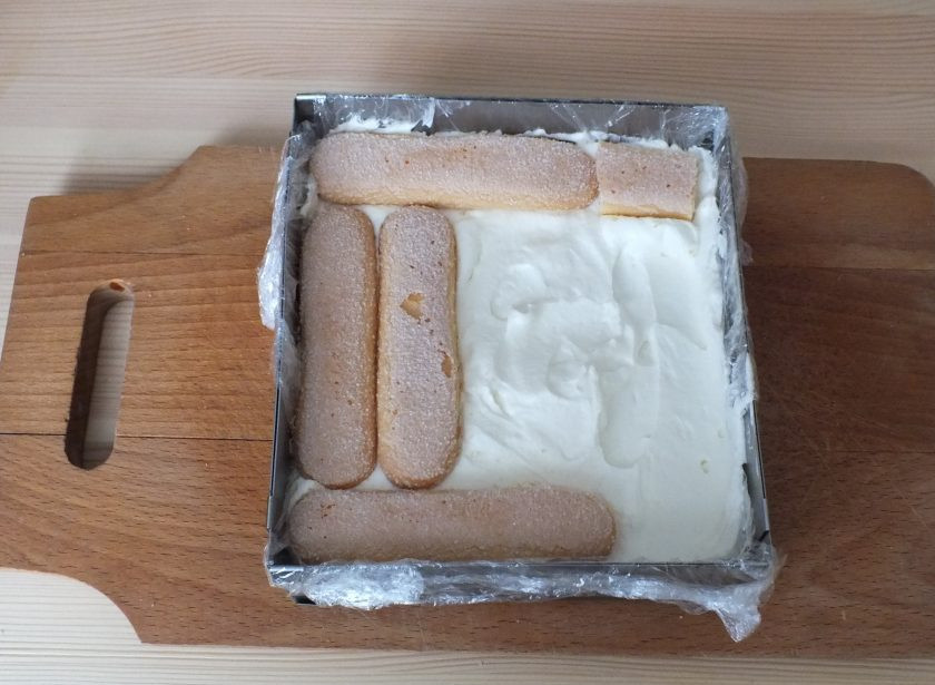 1. Этап. Торт из печенья савоярди: Нанесите слой крема и уложите второй слой печенья.